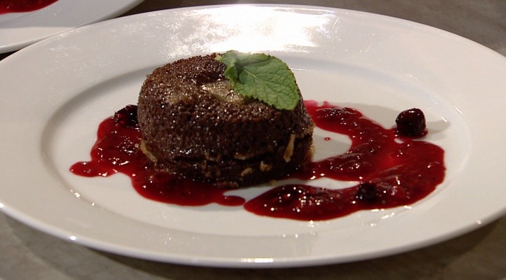 Schokokuchen mit flüssigem Kern auf süß-sauren Beeren | Koch mit! Oliver
