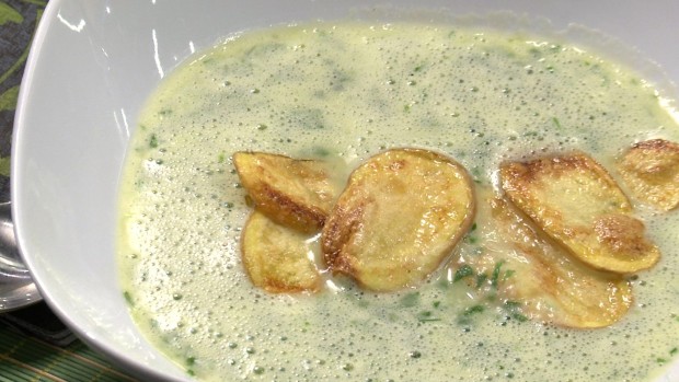 Bärlauchschaumsuppe mit Kartoffelchips 