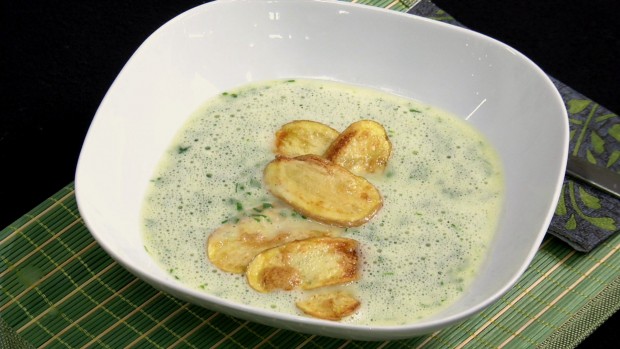 Bärlauchschaumsuppe mit Kartoffelchips 