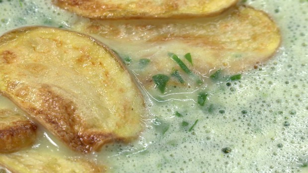 Bärlauchschaumsuppe mit Kartoffelchips 