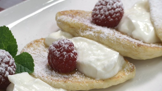 Blinis mit Himbeeren an Sauerrahm 