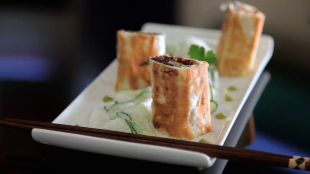 Blunzen-Kartoffel-Frühlingsrolle mit Gurken-Wasabi-Salat 