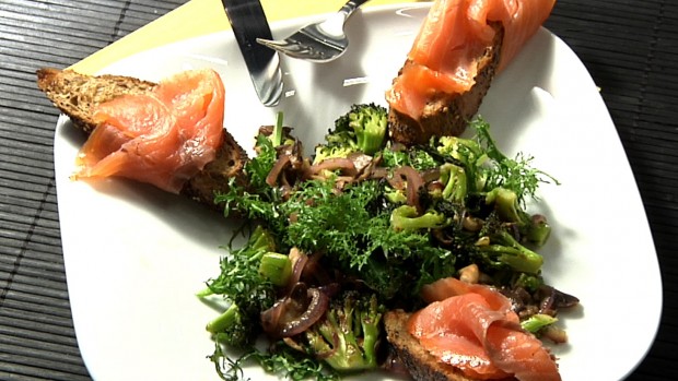 Brokkoli-Pilzsalat mit Lachs-Crustini