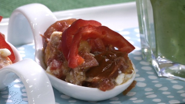 Brokkolischaumsuppe mit Paradeiser-Paprika Tatar