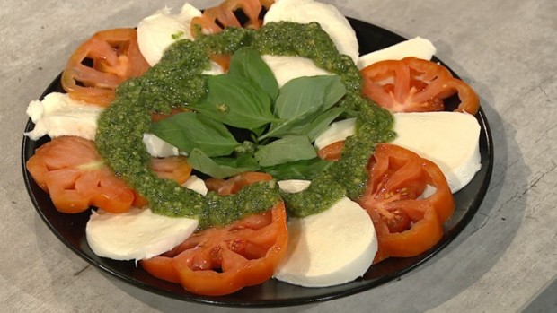 Caprese mit selbstgemachtem Basilikumpesto