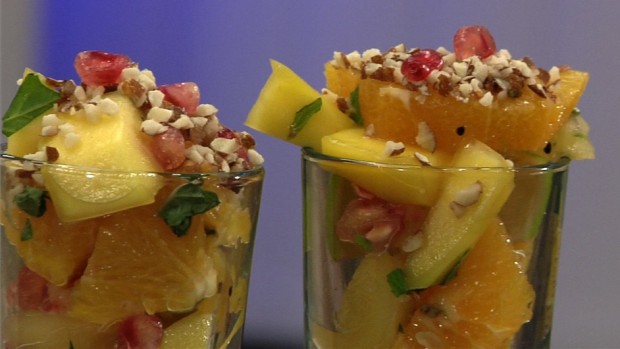 Exotischer Obstsalat mit gerösteten Haselnüssen