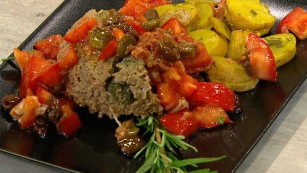 Faschierter Braten mit knackigem Tomatensalat und knusprigen Kartoffel-Talern