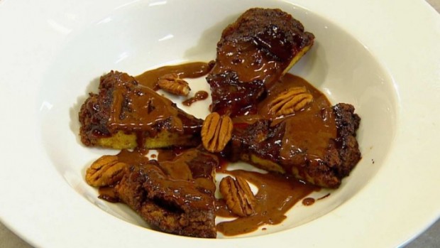 Flambierte Semmelbrösel-Palatschinke mit warmer Schoko-Cognac-Sauce ...
