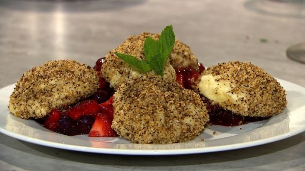 Flaumige Topfenknödel auf Beerenspiegel