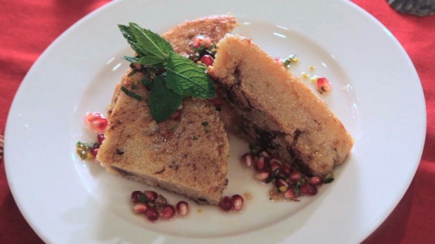 Gebratener Grießkuchen in Sirup mit Feigen und Granatapfel 