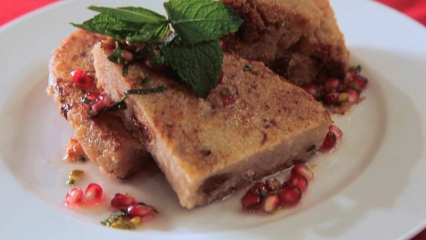 Gebratener Grießkuchen in Sirup mit Feigen und Granatapfel 