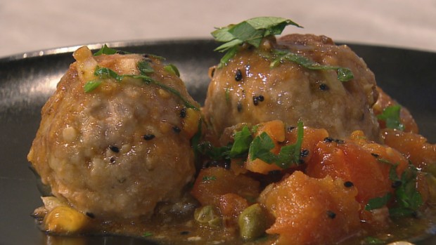 Gefüllte Fleischlaberl in Tomatensauce