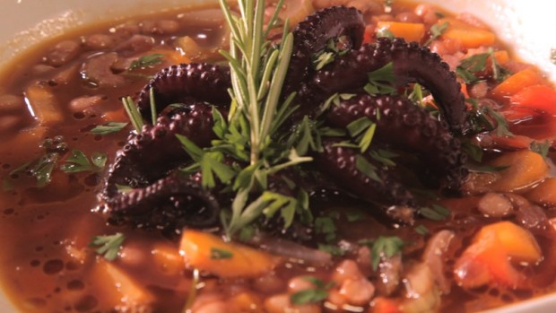 Griechische Bohnensuppe mit geschmortem Oktopus 