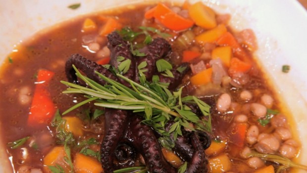 Griechische Bohnensuppe mit geschmortem Oktopus 
