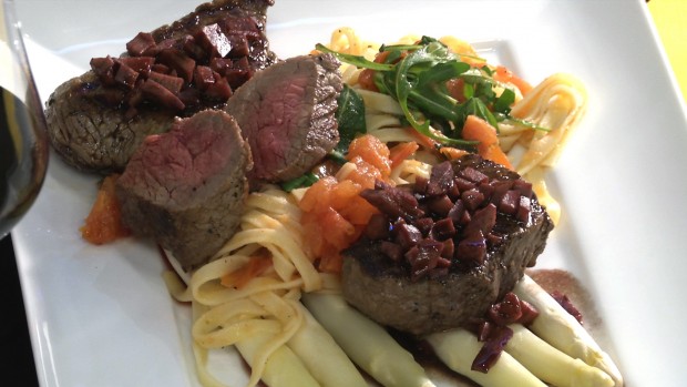 Hüftsteak an Tomatennudeln, Spargel und Rotweinsauce