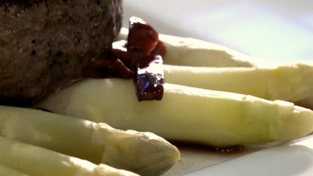 Hüftsteak an Tomatennudeln, Spargel und Rotweinsauce