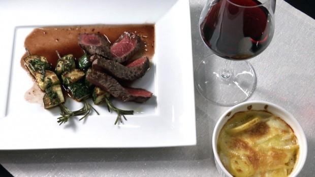 Hüftsteak mit Rotweinsauce, Zucchini-Spießen und Brie-Gratin