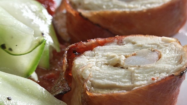 Huhn mit Garnele gefüllt, mit süßen Tomaten