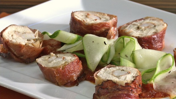 Huhn mit Garnele gefüllt, mit süßen Tomaten