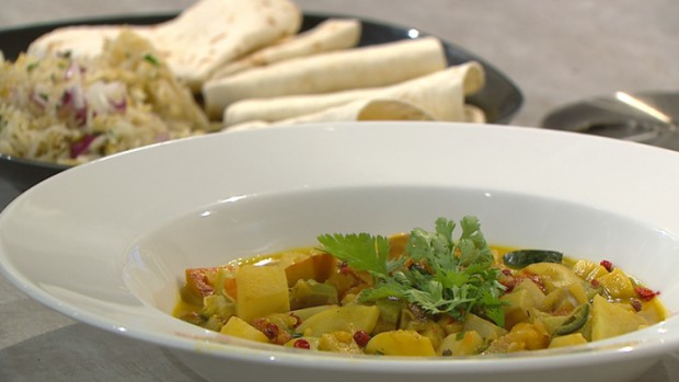 Indisches Curry mit Gewürzreis und Fladenbrot