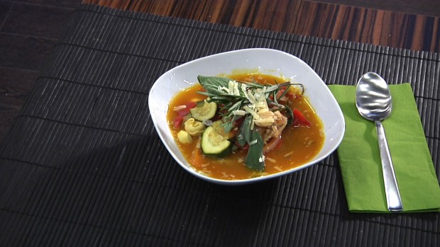 Italienische Gemüsesuppe mit Ravioli und Huhn