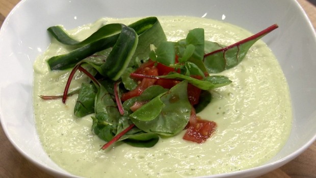 Kalte Gurken- Avocado Suppe mit mariniertem Mangold- Salat