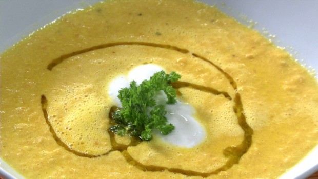 Karotten- Ingwer-Schaumsuppe mit KardamomJoghurt