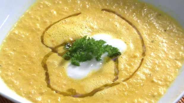 Karotten- Ingwer-Schaumsuppe mit KardamomJoghurt
