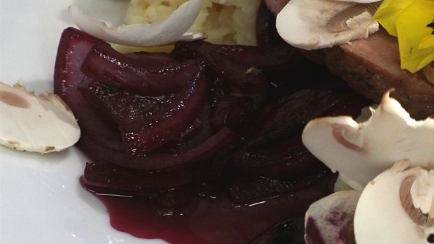 Knusprige Entenbrust in Rotwein-Pflaumen-Zwiebelsauce