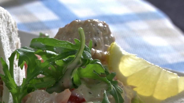 Knusprige Tramezzini mit Thunfischcreme und Gemüse