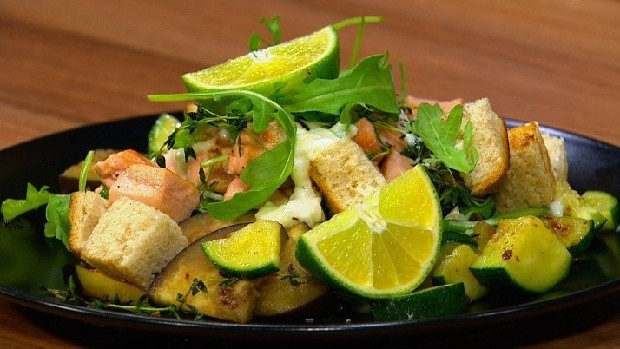 Lachs-Rucola-Brot Salat mit Erdäpfelmarinade 