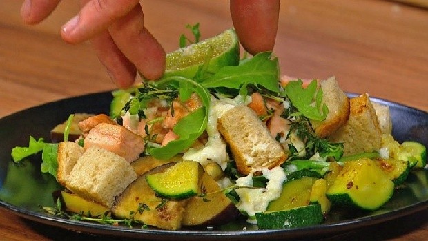 Lachs-Rucola-Brot Salat mit Erdäpfelmarinade 