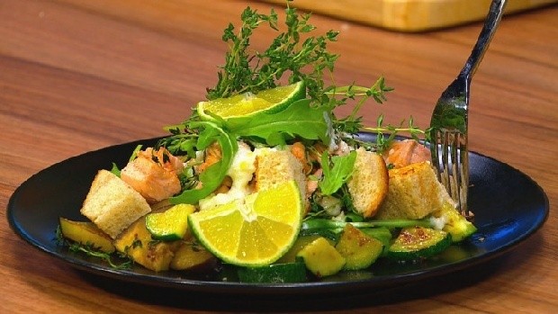 Lachs-Rucola-Brot Salat mit Erdäpfelmarinade 