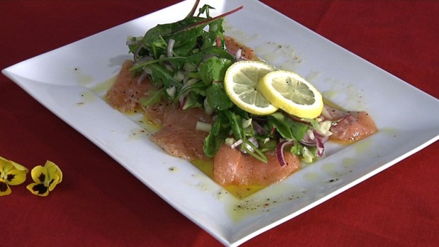 Lachsforellenfilet auf knackigem Blattsalat