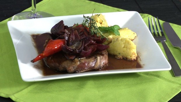 Osso bucco vom Lamm mit Polenta und Chiantisauce