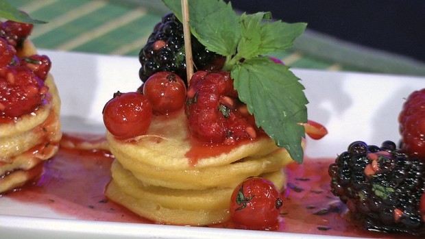 Pancake-Spießchen mit Honigbeeren