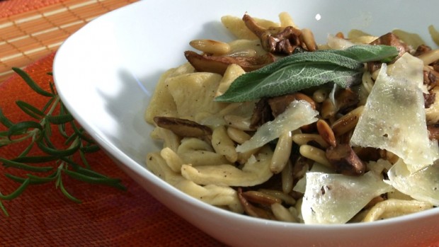 Pasta mit Eierschwammerl und Salbei