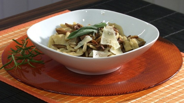 Pasta mit Eierschwammerl und Salbei