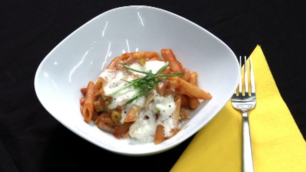 Penne mit Tomaten und Mozzarellaschaum