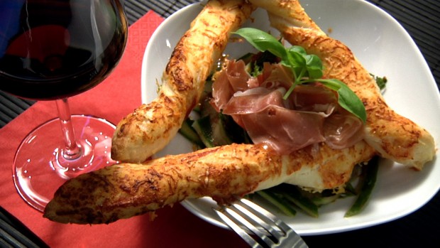 Pizzastangerl mit Parmesan überbacken auf mariniertem Salat