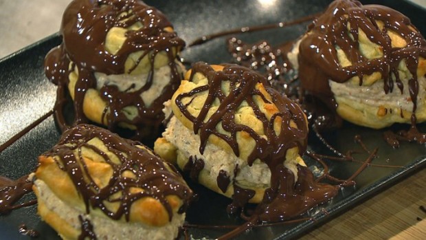 Profiterol mit selbstgemachten Haselnuss-Eis