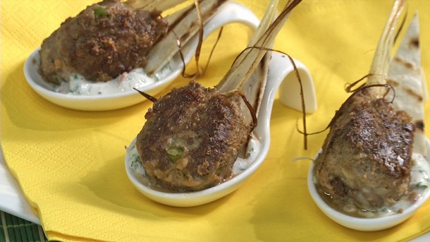 Rindfleischbällchen auf Zitronengrasspießchen