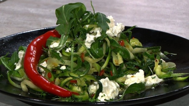 Scharfe Zucchini-Nudeln mit Feta