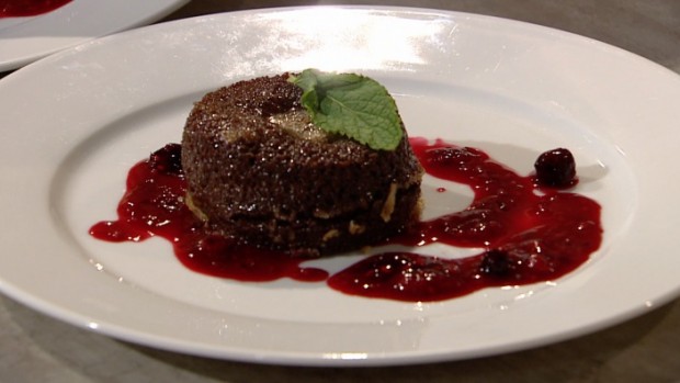 Schokokuchen mit flüssigem Kern auf süß-sauren Beeren