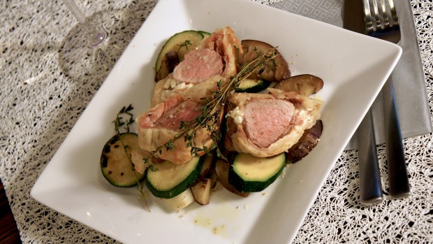 Schweinsfilet im Strudel mit Melanzani-Zucchinigemüse