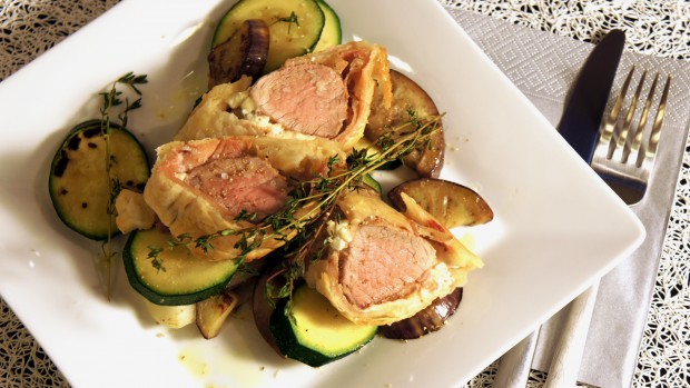 Schweinsfilet im Strudel mit Melanzani-Zucchinigemüse