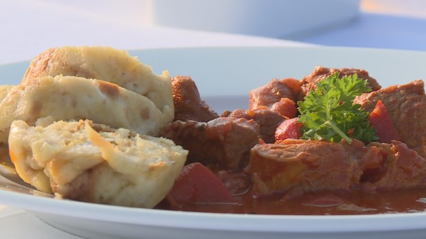 Schweinsgulasch mit Böhmischen Serviettenknödeln