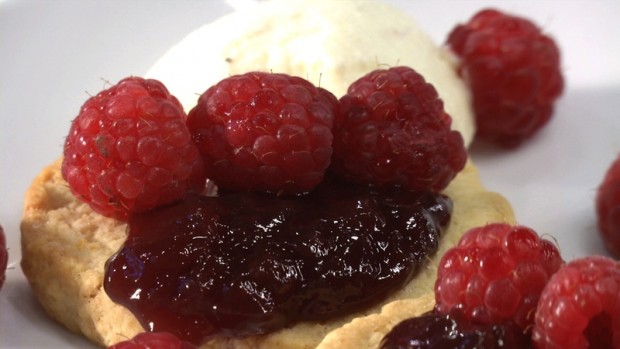 Scones mit Mascarpone und Himbeeren