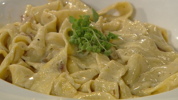 Selbstgemachte Pasta mit Steinpilzen und Gorgonzola