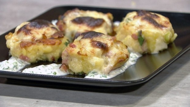 Selchfleisch-Käseknödel mit Joghurtsauce